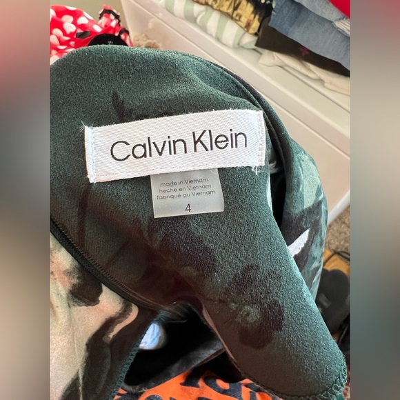 Calvin Klein Print Scuba Crepe Square Neck Short Sheath with Ruching Detail | 4 - Picture 9 of 9